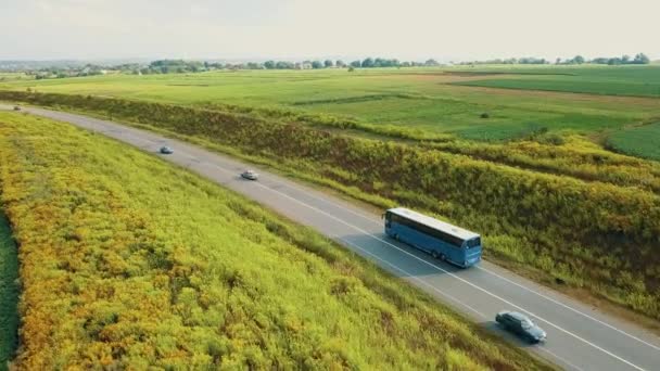 Luchtfoto van een tourbus op een smalle landweg. — Stockvideo