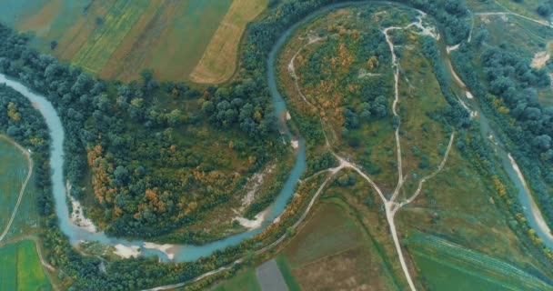 Sinueuze rivier tussen prachtige weiden en landbouwvelden van drone. — Stockvideo