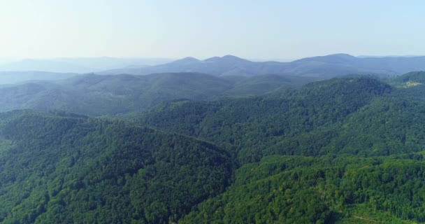 Drone voando sobre paisagem de montanha verde com erupção solar no dia de verão . — Vídeo de Stock