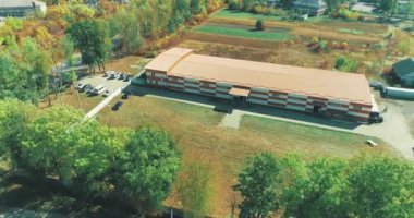 Kırsal kesimdeki büyük bir fabrika ya da depo arazisi üzerinde geniş bir alan..