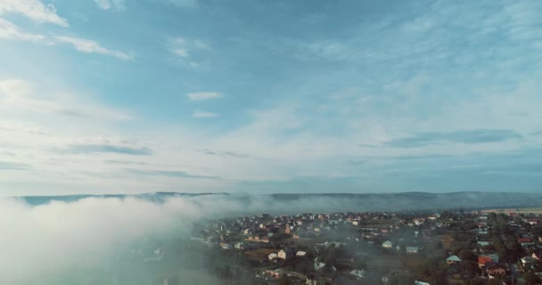 Vista aérea 4K da névoa da luz da manhã sobre a pequena cidade . — Vídeo de Stock