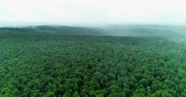 Časová prodleva pohled na mlhu a zatažení nad ranními horami krajina. — Stock video