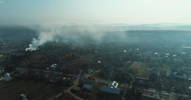Vue aérienne sur les champs agricoles où les agriculteurs brûlent des incendies, effectuant des travaux saisonniers . — Video