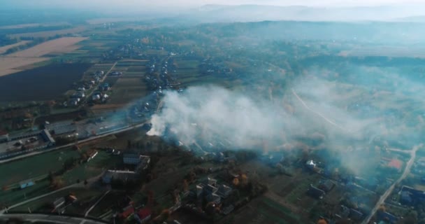 Vue aérienne sur les champs agricoles où les agriculteurs brûlent des incendies, effectuant des travaux saisonniers . — Video