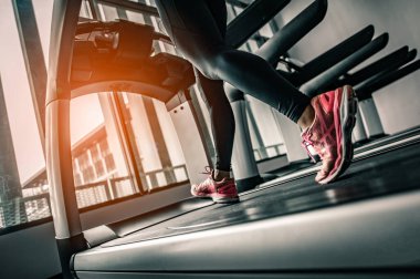Ayakkabıya yakın çekim, spor salonunda koşu yapan kadınlar. Konsept egzersizi. Spor ve sağlıklı yaşam tarzı. 