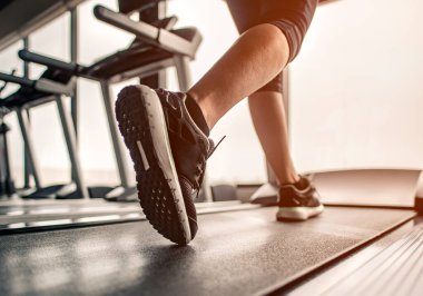 Ayakkabıya yakın çekim, spor salonunda koşu yapan kadınlar. Konsept egzersizi. Spor ve sağlıklı yaşam tarzı. 