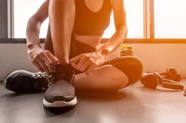  Kadın spor ayakkabı bağcığı bağlama.