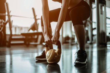 Spor salonunda bir su ısıtıcısıyla egzersiz yapmak.. 