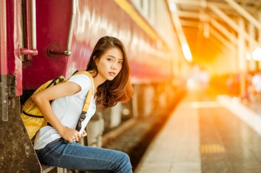 Sırt çantalı genç bayan gezgin bekliyor..