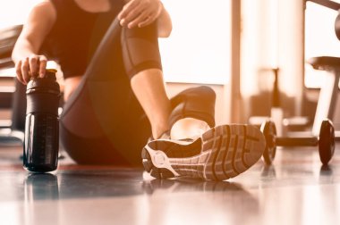 Eğitimden sonra dinleniyorum. Spor salonunda otururken gözlerini kaçıran güzel bir genç kadın. Spor yapmaya ara veren genç bir bayan..