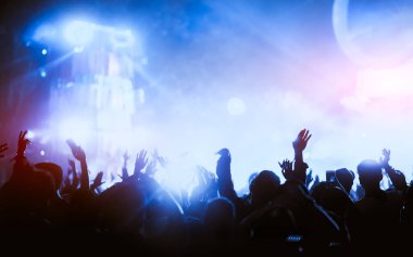 El siluetleri uyum içinde. Sahneden gelen ışık..