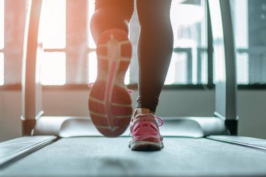 Ayakkabıya yakın çekim, spor salonunda koşu yapan kadınlar. Konsept egzersizi. Spor ve sağlıklı yaşam tarzı. 