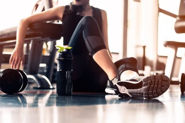 Eğitimden sonra dinleniyorum. Spor salonunda otururken gözlerini kaçıran güzel bir genç kadın. Spor yapmaya ara veren genç bir bayan..