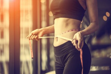 Formalı kadınlar spor salonunda bel hizasını kullanırlar..