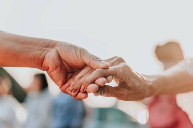 Yaşlılara yardım etmek, yaşlılara özen göstermek. Yaşlılara ve gençlere arka planda yardım etmek..