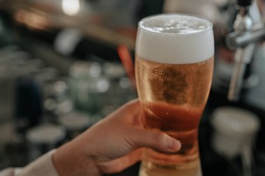 Barmen gece geç saatlerde barda ovalanıyor.