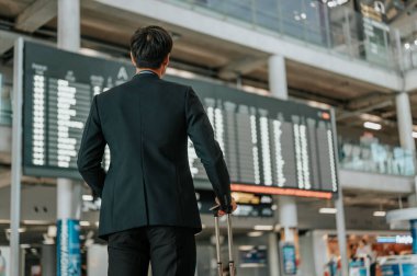 Zaman çizelgesinde akıllı telefon kullanan genç işadamı. Uçuş tahtası.