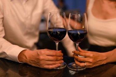 Lüks restoranda kırmızı şarap içen çift..