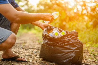Bahçeden plastik şişe toplayın. Çevre ve Plastik Farkındalık. Orman temizliği.