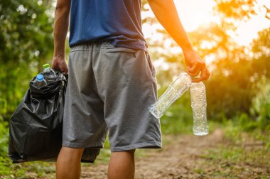 Bahçeden plastik şişe toplayın. Çevre ve Plastik Farkındalık. Orman temizliği.