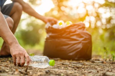 Bahçeden plastik şişe toplayın. Çevre ve Plastik Farkındalık. Orman temizliği.