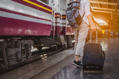 Tren istasyonunda seyahat eden genç bir adam. Seyahat konsepti..