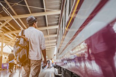 Tren istasyonunda seyahat eden genç bir adam. Seyahat konsepti..