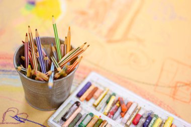 Masa arkasındaki çocuklar için yaratıcı işler için araçlar, kapatın