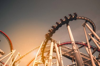 Lunaparktaki hız treninin silueti.