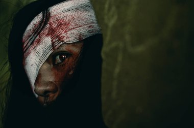 Korkunç hayalet kadın dargınlık işkencesi, Cadılar Bayramı cinayet konsepti.