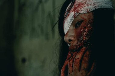 Korkunç hayalet kadın dargınlık işkencesi, Cadılar Bayramı cinayet konsepti.