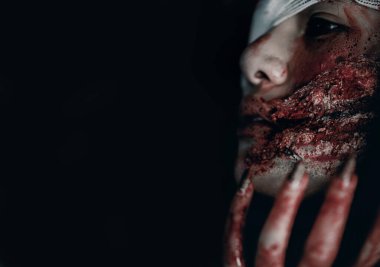 Korkunç hayalet kadın dargınlık işkencesi, Cadılar Bayramı cinayet konsepti.