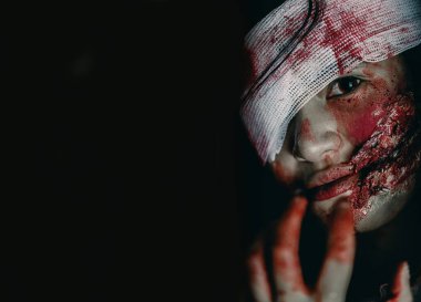 Korkunç hayalet kadın dargınlık işkencesi, Cadılar Bayramı cinayet konsepti.