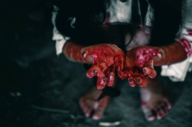 Bir kadının korku sahnesi. Kanlı elleri dargınlık dolu. Terk edilmiş binada, cadılar bayramı cinayet kavramında yardım isteyin..