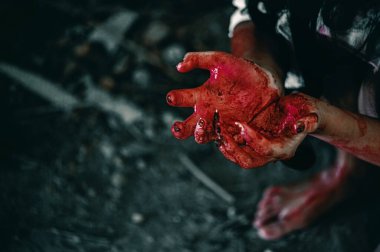 Bir kadının korku sahnesi. Kanlı elleri dargınlık dolu. Terk edilmiş binada, cadılar bayramı cinayet kavramında yardım isteyin..