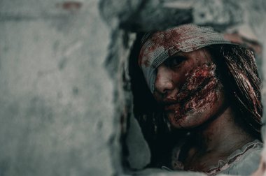 Korkunç Kadın Sahnesi, Cadılar Bayramı Cinayet Konsepti.