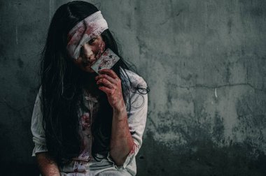 Kandaki hayalet kumar oynuyor. Kana bulanmış, dargınlıkla işkence edilmiş ve terk edilmiş binada yardım istiyor. Cadılar Bayramı cinayet kavramı.