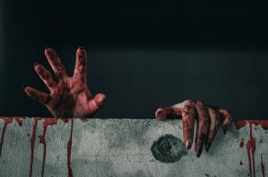 Bir kadının korku sahnesi. Kanlı elleri dargınlık dolu. Terk edilmiş binada, cadılar bayramı cinayet kavramında yardım isteyin..