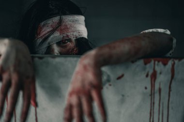 Korkunç Kadın Sahnesi, Cadılar Bayramı Cinayet Konsepti.