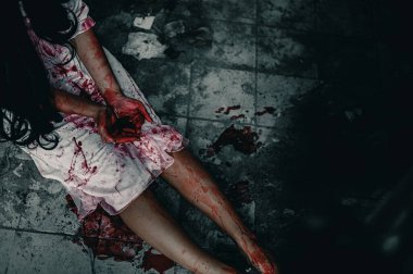 Kana bulanmış, kana bulanmış işkence edilmiş bir zombi kız terk edilmiş binada yardım istiyor. Cadılar Bayramı cinayet kavramı.