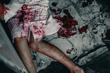 Kana bulanmış, kana bulanmış işkence edilmiş bir zombi kız terk edilmiş binada yardım istiyor. Cadılar Bayramı cinayet kavramı.