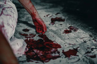 Kana bulanmış, kana bulanmış işkence edilmiş bir zombi kız terk edilmiş binada yardım istiyor. Cadılar Bayramı cinayet kavramı.