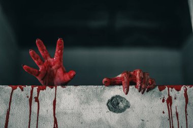 Bir kadının korku sahnesi. Kanlı elleri dargınlık dolu. Terk edilmiş binada, cadılar bayramı cinayet kavramında yardım isteyin..