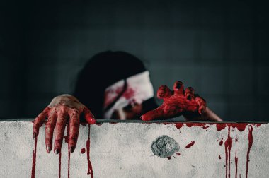 Bir kadının korku sahnesi. Kanlı elleri dargınlık dolu. Terk edilmiş binada, cadılar bayramı cinayet kavramında yardım isteyin..