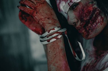 Korkunç hayalet kadın dargınlık işkencesiyle iple bağlandı ve elinde kanla yardım istedi, Cadılar Bayramı cinayet kavramı..