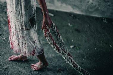 Korkunç hayalet kadın dargınlıkla halat çekiyor işkence ediyor ve elinde kan, Cadılar Bayramı cinayet konsepti istiyor..