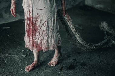 Korkunç hayalet kadın dargınlıkla halat çekiyor işkence ediyor ve elinde kan, Cadılar Bayramı cinayet konsepti istiyor..
