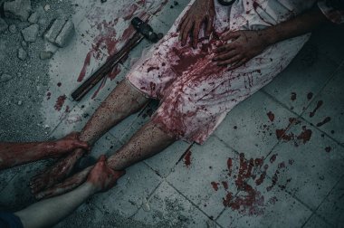 Kadın acımasızca tutuklanıp bacağından işkence görüyordu. Kadınlar işkence eder ve yardıma ihtiyaç duyar, Cadılar Bayramı cinayet kavramı.