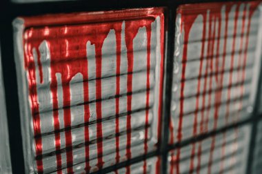 Kanla boyanmış cam bir duvar, Cadılar Bayramı cinayet konsepti.