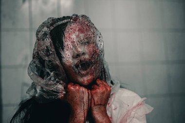 Bir kadın kafasına geçirilen bir torba tarafından vahşice öldürüldü. İşkence görmek ve yardıma ihtiyaç duymak, Cadılar Bayramı cinayet kavramı.